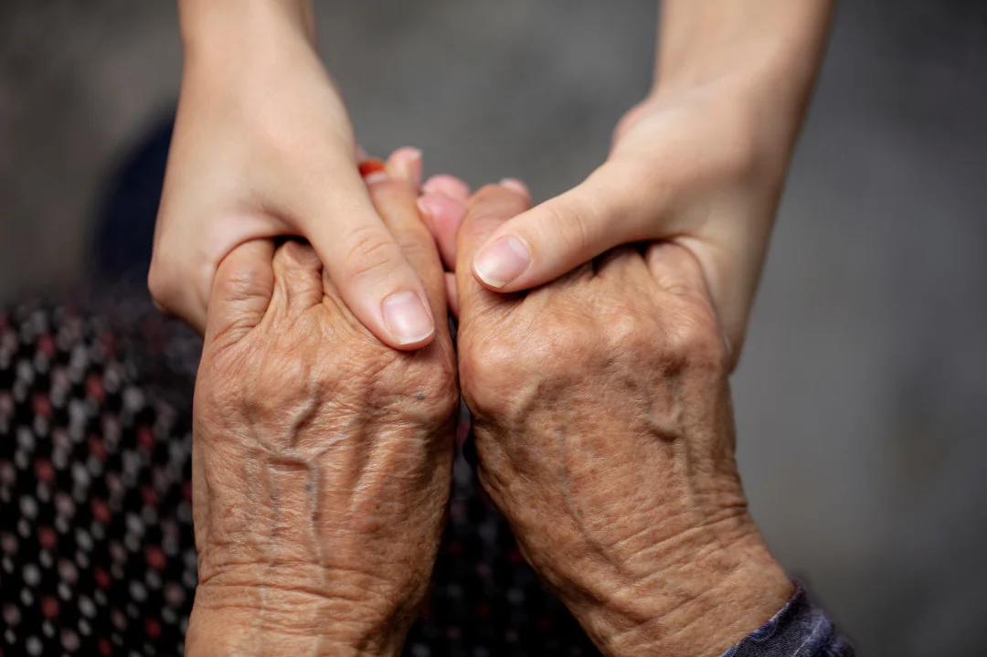 Cuidados com idosos: O que aprendi com a queda da minha mãe